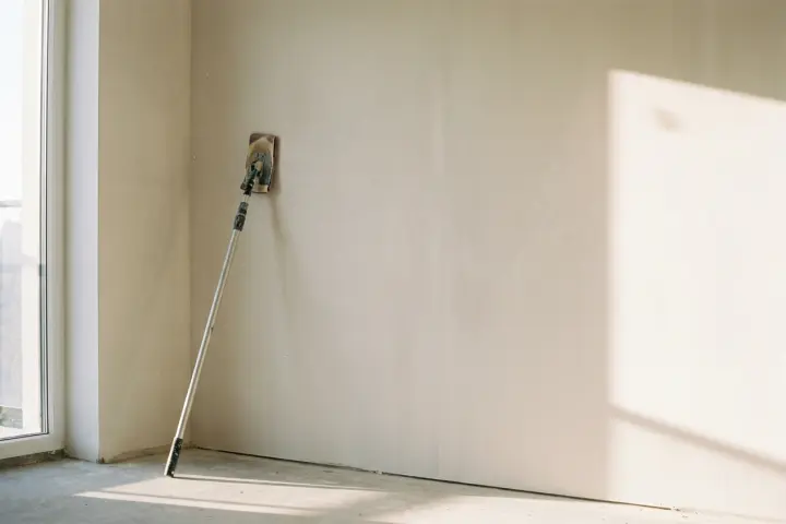 Schilderklaar geplamuurde wand in gipskarton onder strijklicht
